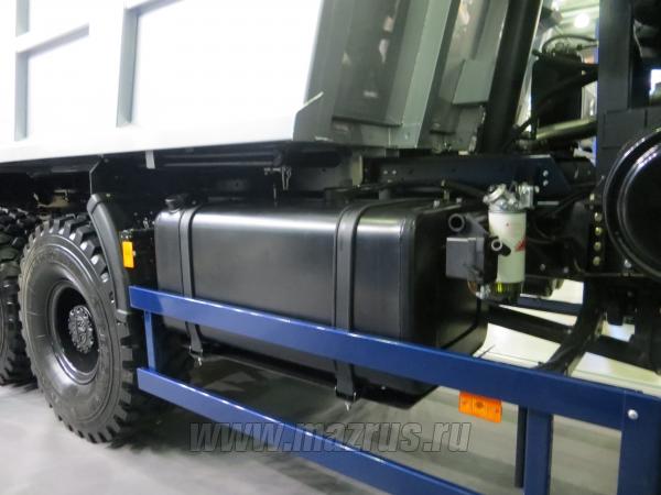 Топливный бак и боковой противоподкатный брус